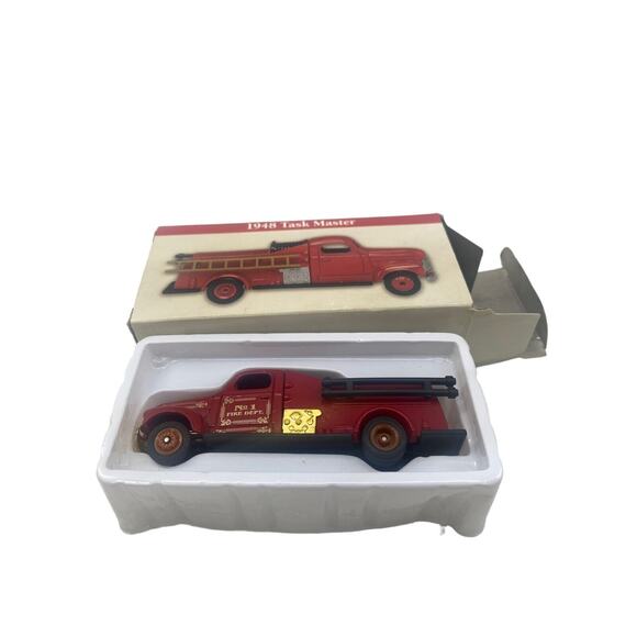 Readers Digest 1/64 Scale 1948 Task Master Red Fire Engine 1999 Diecast NIB - Picture 5 of 6
